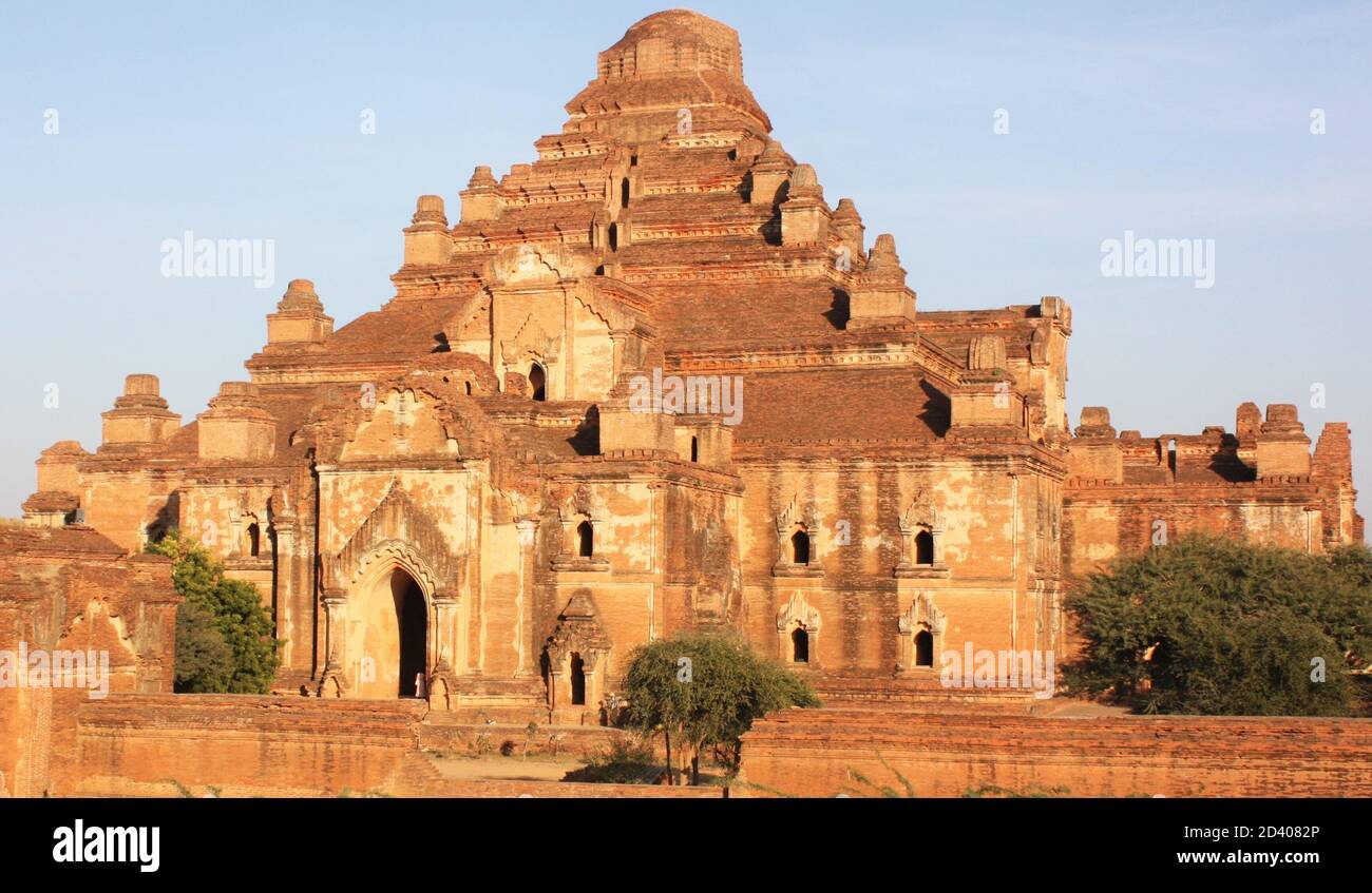 Dhammayangyi Temple, the largest temple in the Bagan archaeological zone, Myanmar. Large, well preserved ancient pyramid shaped temple ruins Stock Photo