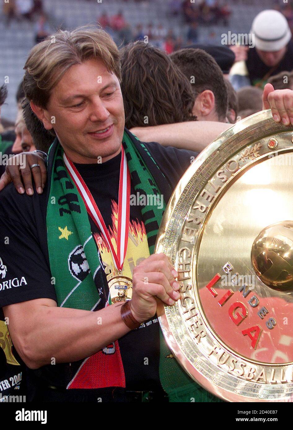 Der Manager des Fc. Tirol Robert Hochstaffl ist am Diestag, dem 4. Juni 2002, verhaftet worden. Laut Staatsanwaltschaft bestehe Verdunkelungs und Wiederholungsgefahr. Gegen Hochstaffl werde wegen schweren Betrugs, Untreue, Beeintraechtigung von Glaeubigerinteressen und Nichtabfuehrung von Dienstnehmerbeitraegen zur Soizialversicherung untersucht. Das ARCHIVBILD zeigt Hochstaffl am 09. Mai 2002 im Tivoli Stadion in Innsbruck. REUTERS/Miro Kuzmanovic REUTERS LF/ Stock Photo