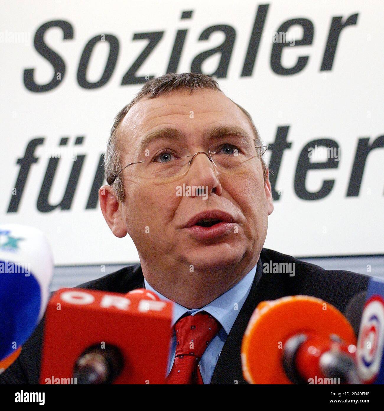 SPOe-Vorsitzender Alfred Gusenbauer gab heute, am 13. Februar 2003, in Wien eine Pressekonferenz. REUTERS/Heinz-Peter Bader REUTERS  HP/ Stock Photo