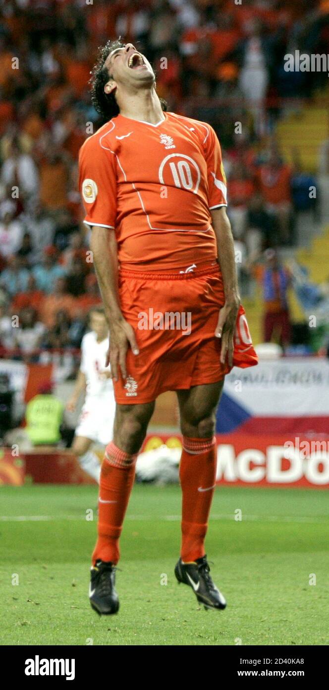 Netherlands Ruud van Nistelrooy reacts after the [Czech Republic] score a  goal in their Euro 2004 Group D soccer match at the Municipal Stadium in  Aveiro, June 19, 2004 Stock Photo - Alamy