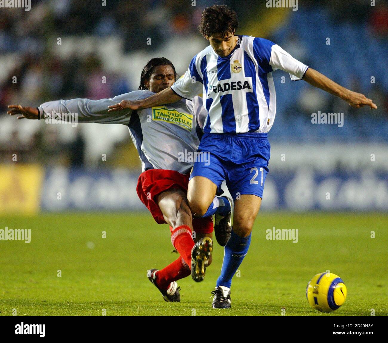 Deportivo Coruna's Valeron and Espanyol's Fredson battle for ball during  their Spanish Primera Liga soccer match in Coruna. Deportivo Coruna's Juan  Valeron (R) and Espanol's Fredson Camara battle for the ball during