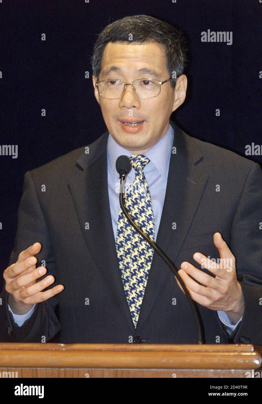 Singapore Deputy Prime Minister Lee Hsien Loong Delivers A Speech At A Luncheon Staged By Singapore Chamber Of Commerce In Hong Kong January 18 2001 Lee Is In The Territory For A