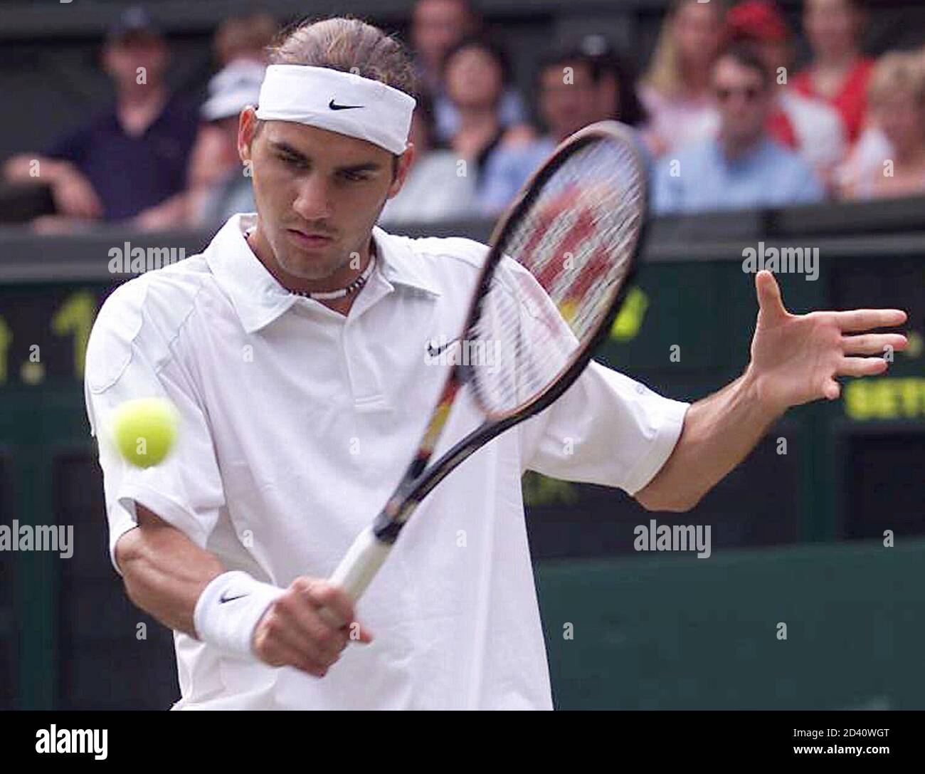 Switzerland's Roger Federer plays a return to Britain's Tim Henman during  their men's quarter finals match at the Wimbledon Championships July 4, 2001.  ps Stock Photo - Alamy