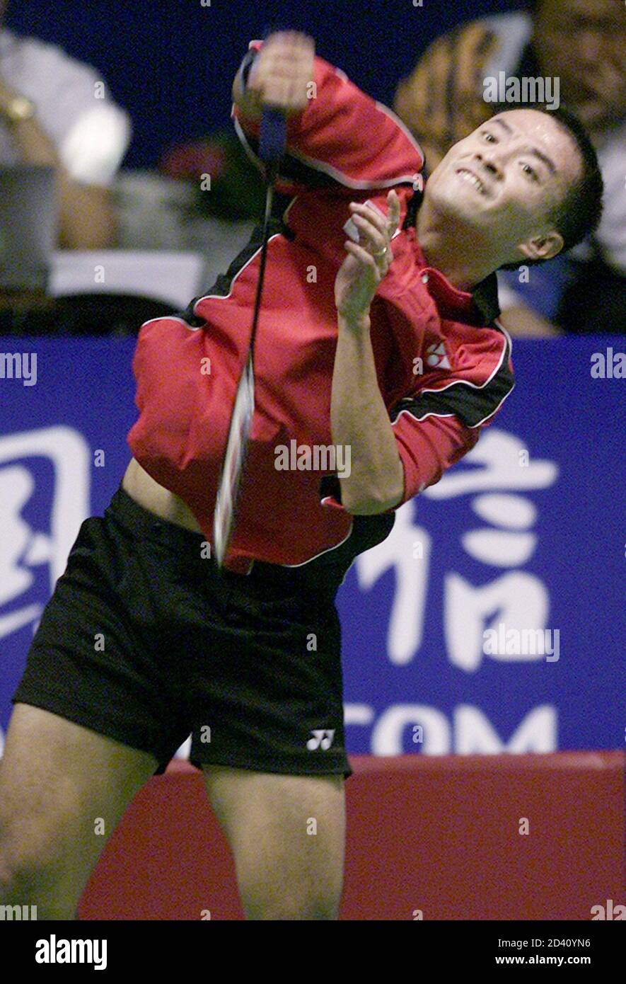 Indonesia's Hendrawan returns the shuttlecock against Malaysia's Hashim  Roslin and help Indonesia to win overall 3-2 during the final of the Thomas  Cup badminton tournament in China's southern city of Guangzhou May