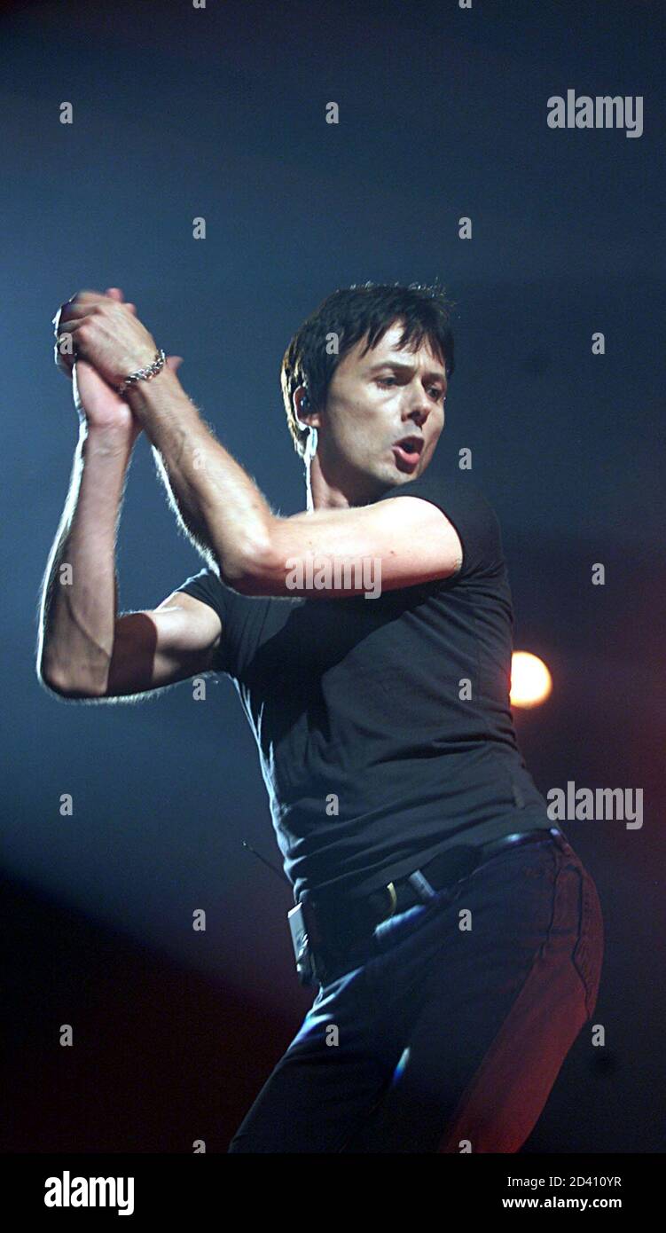 Brett Anderson, lead singer of British pop group Suede, performs at a  concert in Taipei January 18, 2003. The band is on a tour of Asia Stock  Photo - Alamy