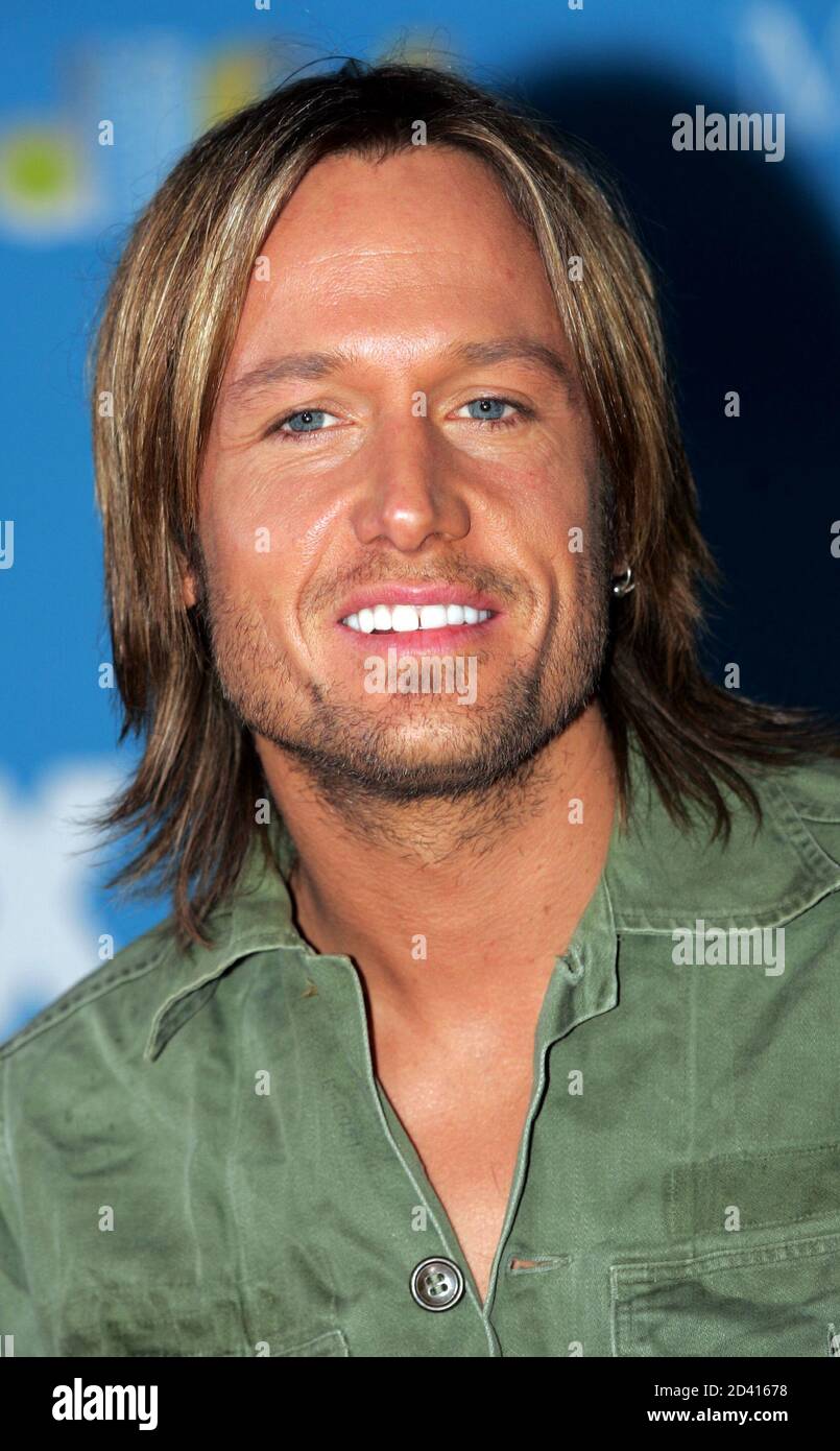Keith Urban arrives at the MGM Grand Garden Arena for the 2004 Billboard Music Awards in Las Vegas, Nevada December 8, 2004. Stock Photo