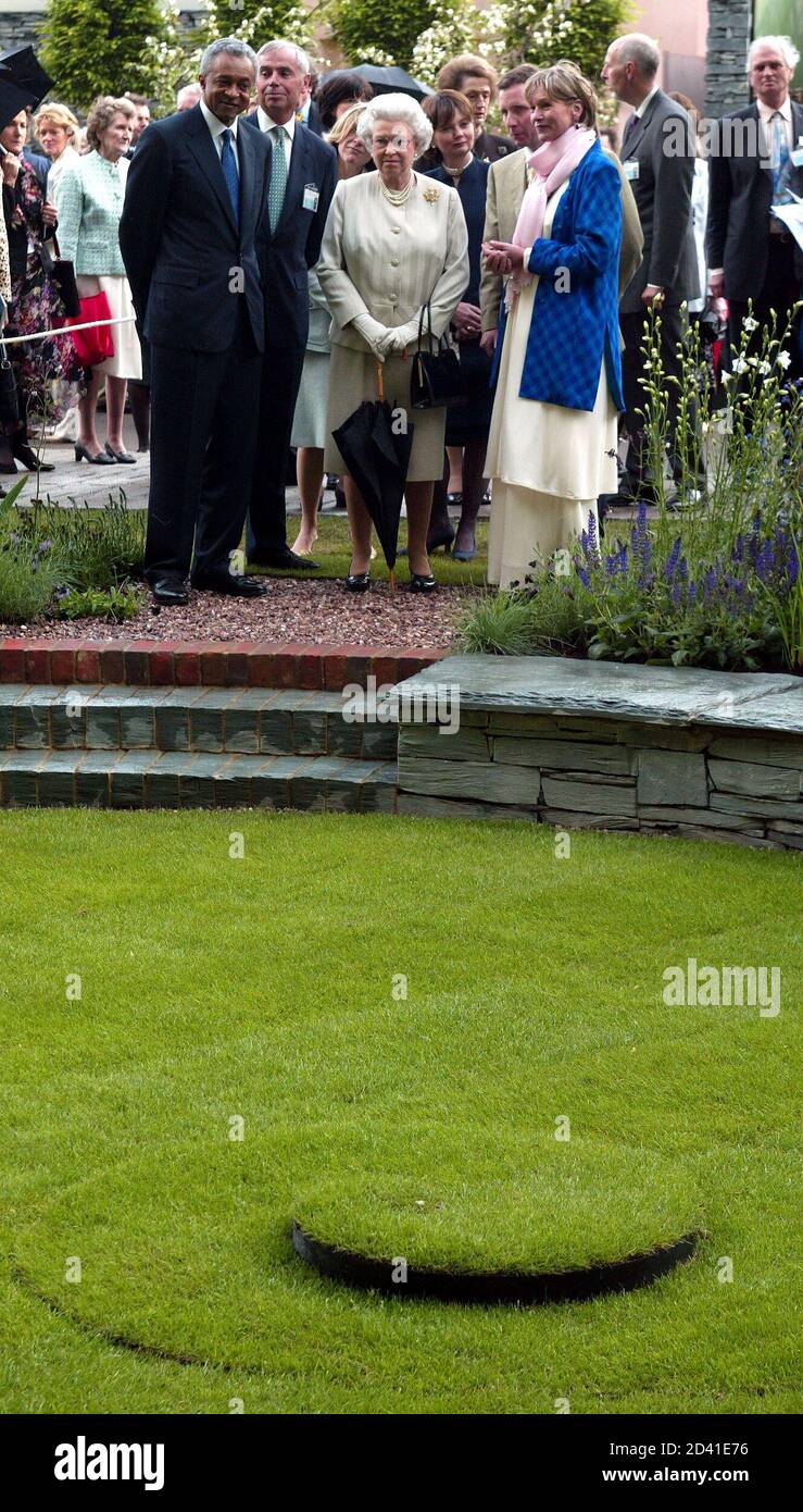 Britain's Queen Elizabeth II examines exhibits during her visit to the Royal Horticultural Society's Chelsea Flower Show in London May 19, 2003. Thousands of visitors are expected to attend the 81st annual show, organised by the Royal Horticultural Society and held at the Royal Hospital in Chelsea, west London. REUTERS/Stephen Hird SH/NMB Stock Photo