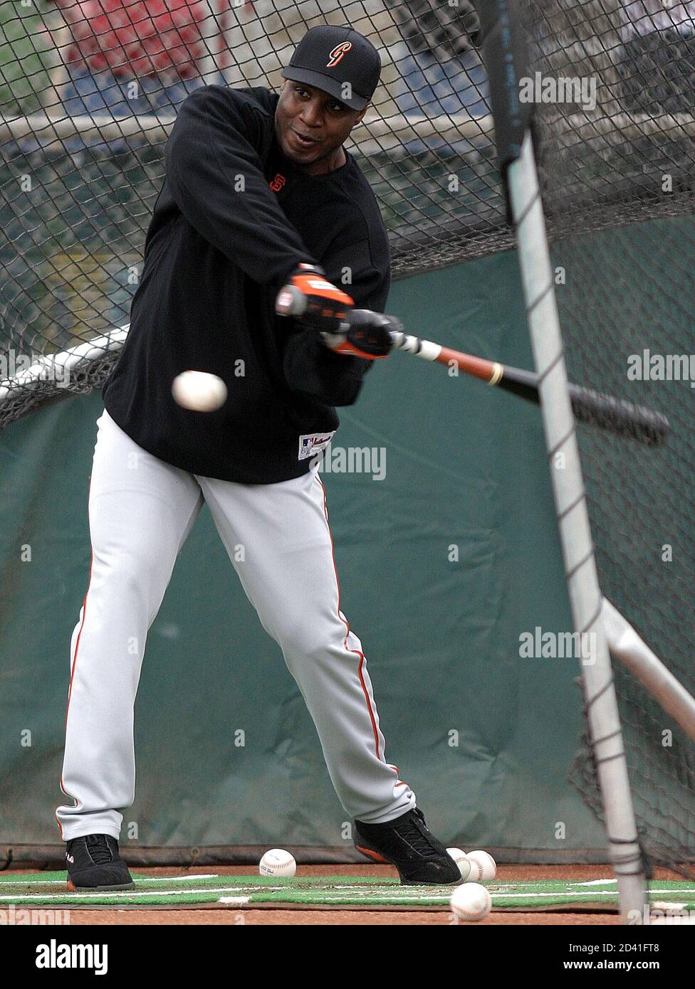 San Francisco Giants star Barry Bonds takes batting practice at their  spring training camp in Scottsdale, Arizona, February 27, 2004. Bonds  enters the 2004 season just two home runs shy of catching