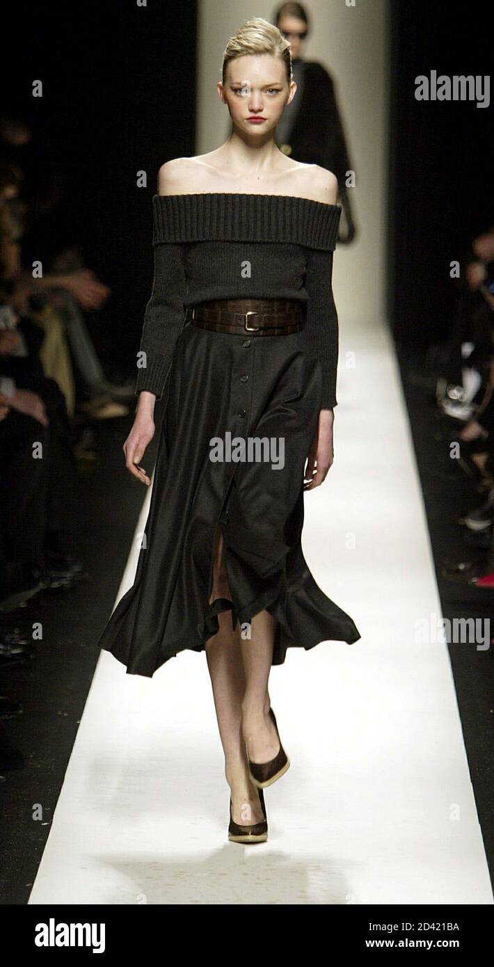 A model presents a creation for Celine 2004-2005 Autumn/Winter  ready-to-wear fashion collection in Paris, March 4, 2004. The collection is  designed by American designer Michael Kors Stock Photo - Alamy