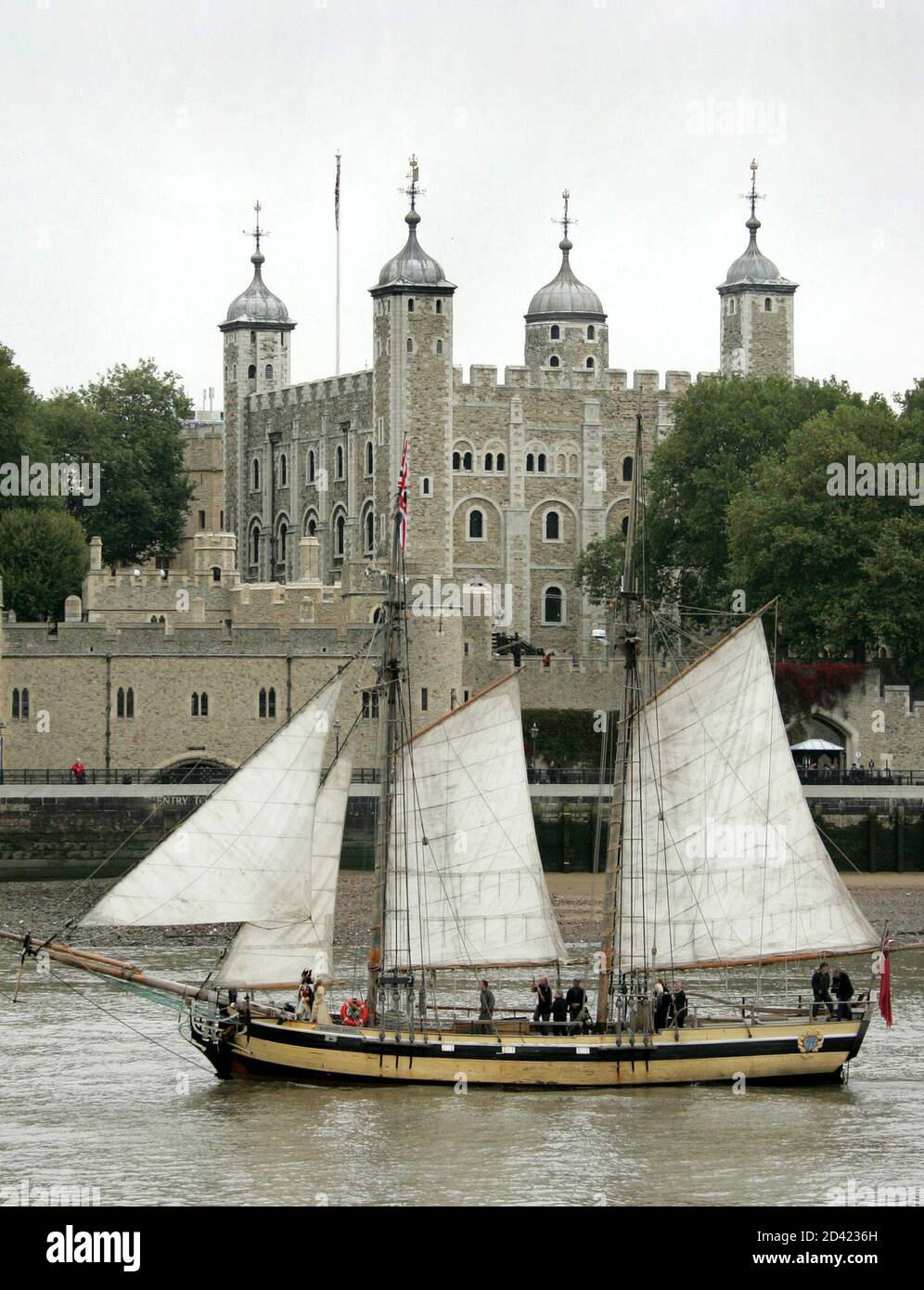 A Replica Of Hms Pickle Passes The Tower Of London On The River Thames In London September 29 04 The Single Masted 100ft 30 48 Metres Long Schooner Is A Replica Of The Original