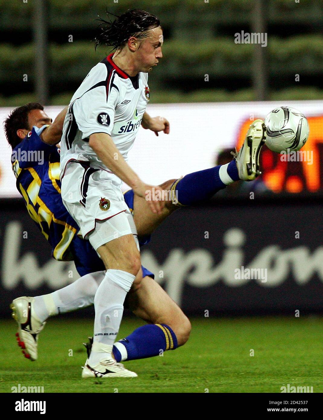 CSKA Moscow's Ivica Olic (R) challenges Parma's Paolo Cannavaro during  their UEFA Cup semi-final first leg soccer match at Tardini Stadium in  Parma, northern Italy, April 28, 2005. REUTERS/Daniele La Monaca DLM/TZ