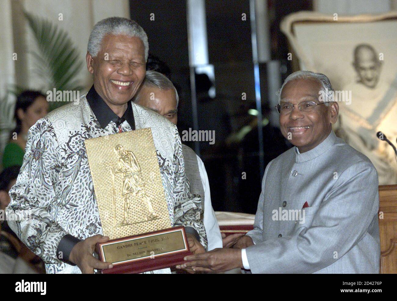 Former South Africa's president Nelson Mandela (L) receives the Gandhi Peace  Prize from Indian President Koscheril Raman Narayanan in New Delhi March  16, 2001. Mandela received the 10-million rupee ($217,391) price for