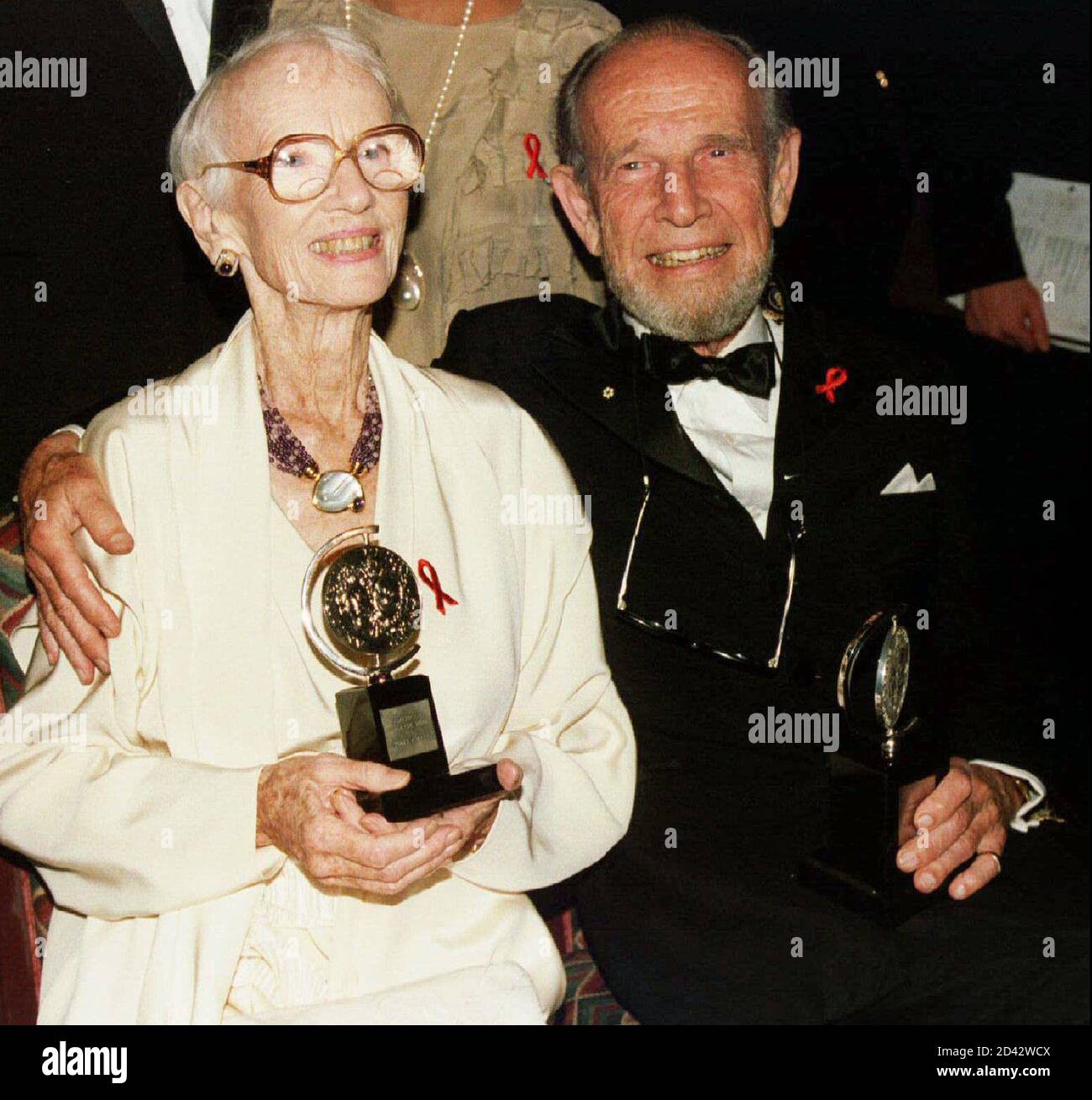Actor Hume Cronyn R Hugs Actress Jessica Tandy As They Hold Their Lifetime Achievement Award At The 48th Annual Tony Awards In This June 12 1994 File Photo In New York Longtime Actor Hume Cronyn R Hugs Actress Jessica Tandy As They Hold Their Lifetime Achievement Award At The 48th Annual Tony Awards In This June 12 1994 File Photo In New York Longtime