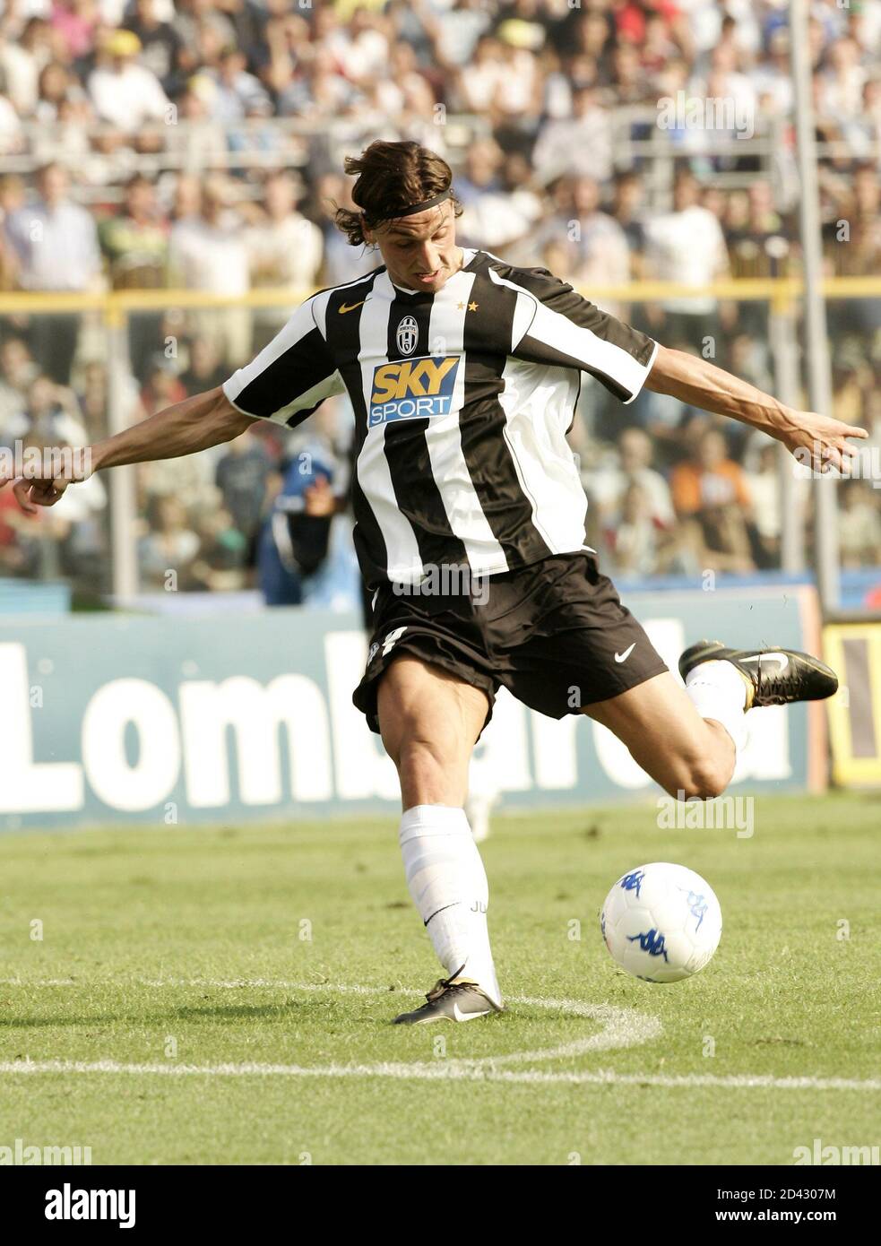 Juventus' Zlatan Ibrahimovic kicks the ball during their Serie A soccer  match at the Rigamonti Stadium in Brescia. September 12, 2004. Juventus won  3-0. REUTERS/Daniele La Monaca DLM/GB Stock Photo - Alamy