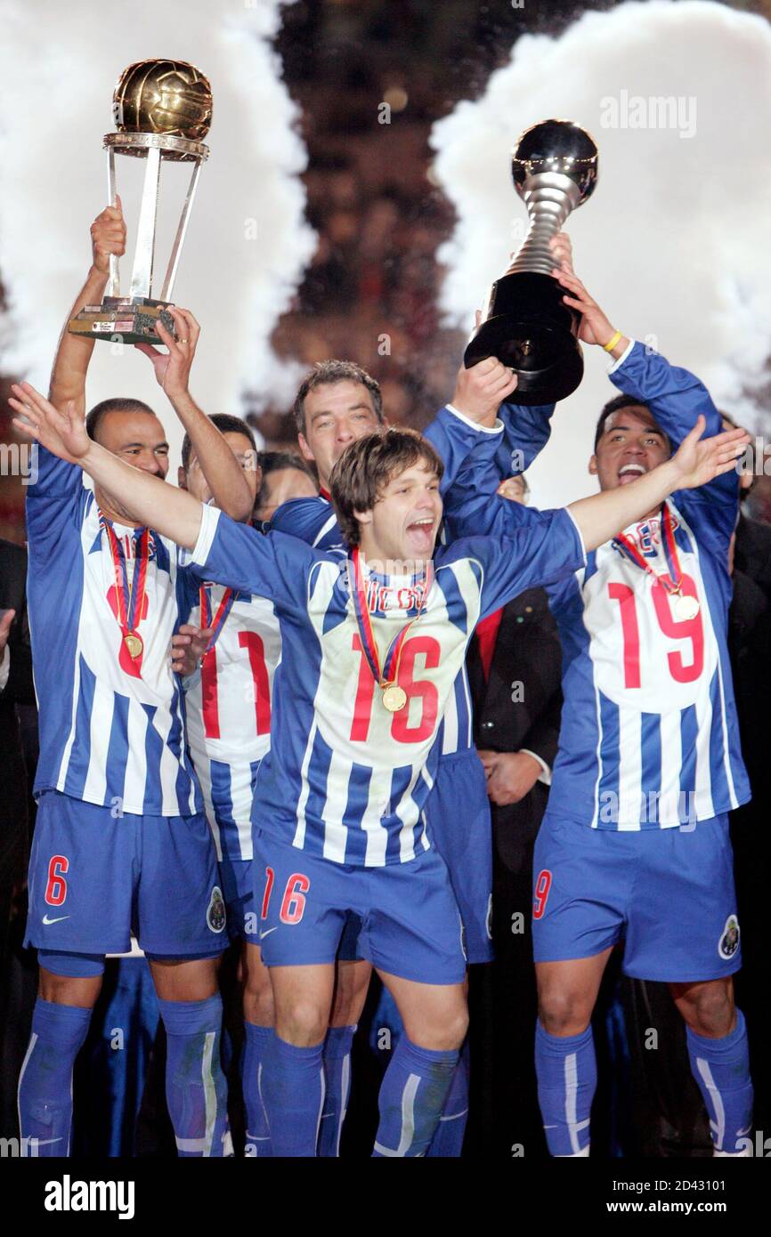 FC Porto's Diego and teammates cerebrate after winning the World Club Championships against Once Caldas in Yokohama, Japan.  Portugal's FC Porto's Diego Ribas da Cunha (C) of Brazil and teammates celebrate their World Club Championships win in Yokohama, south of Tokyo, December 12, 2004. The match went into penalty shootout where Porto beat Once Caldas 8-7 after finishing in a scoreless draw on Sunday. REUTERS/Issei Kato Stock Photo