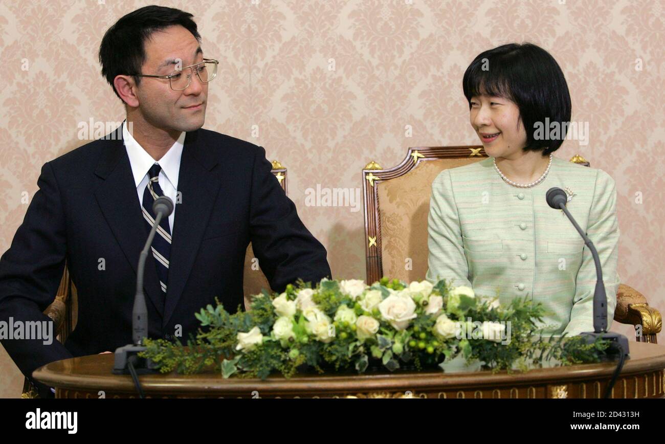 Yoshiki Kuroda L 39 And Japan S Princess Sayako 35 Look At Each Other During A Press Conference Regarding Their Engagement At The Imperial Household Agency In Tokyo December 30 04 Princess Sayako