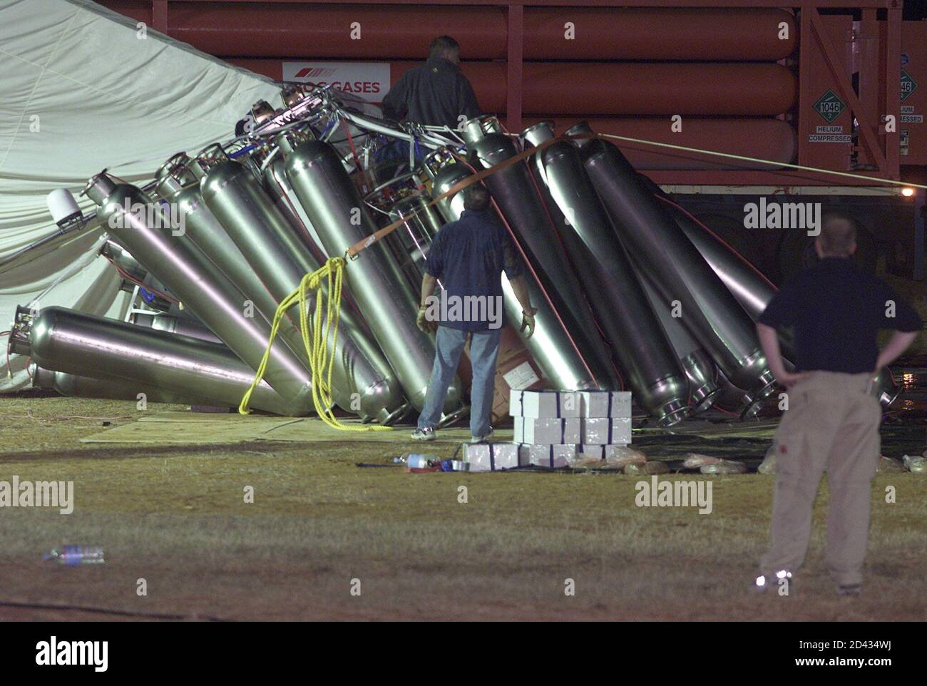 STEVE FOSSETT BALLOON CRASHES DURING INFLATION AT KALGOORLIE AIRPORT IN