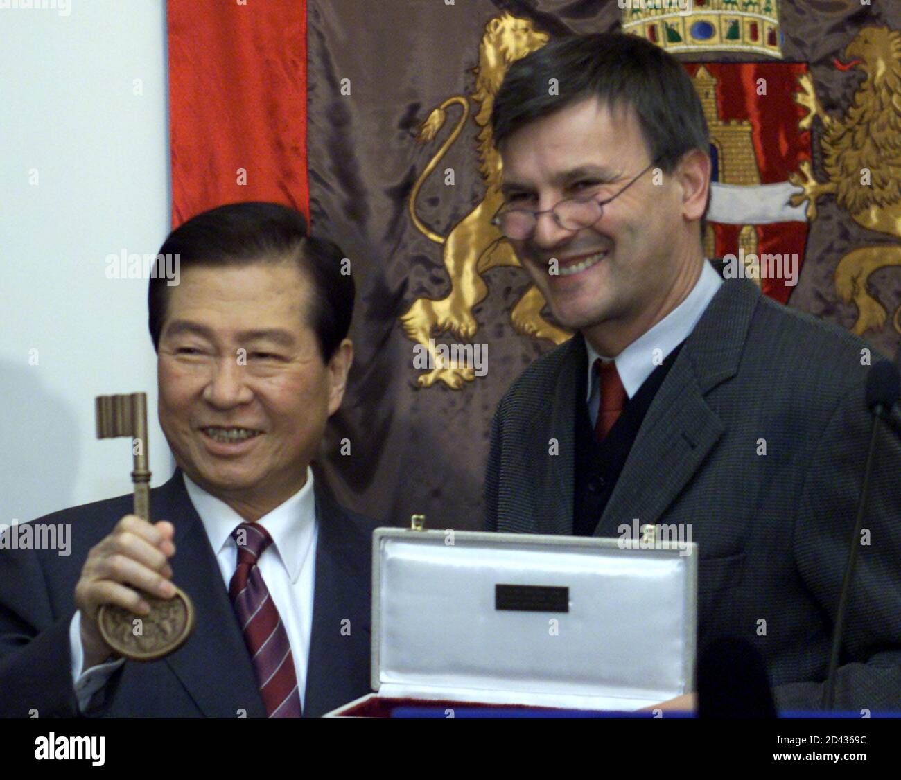 President of Korean Republic Kim Dae-Joung receives the keys to the city of  Budapest from Mayor Gabor Demszky December 10, 2001. Kim Dae-Jung is on the  last day of his four-day official