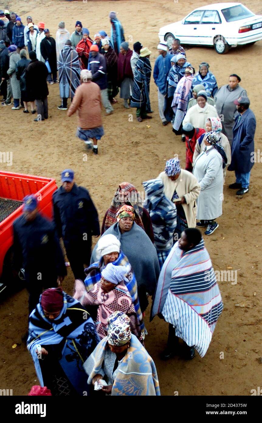 Blanket clad Basotho voters brave the cold as Lesotho's general election gets underway, May 25, 2002. The tiny southern African mountain kingdom is holding it's first election under a new electoral system with nineteen political parties competing for 80 constituency and 40 proportional representation seats.REUTERS/Mike Hutchings  MH/AA Stock Photo