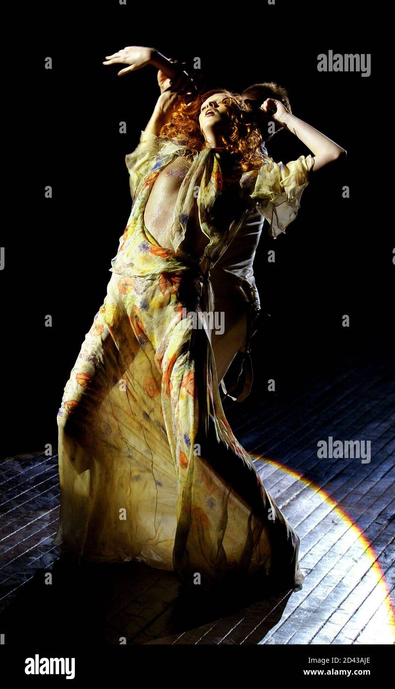 Models dance as they present creations during British designer Alexander  McQueen spring-summer 2004 ready-to-wear fashion show in Paris, October 10,  2003. REUTERS/Philippe Wojazer PW/CRB Stock Photo - Alamy