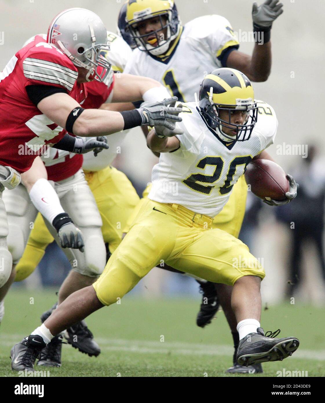 Ohio State University's linebacker A.J. Hawk (L) runs down Michigan's  tailback Mike Hart (20) in front of Michigan's wide receiver Braylon  Edwards (rear) during the first quarter of their Big Ten game
