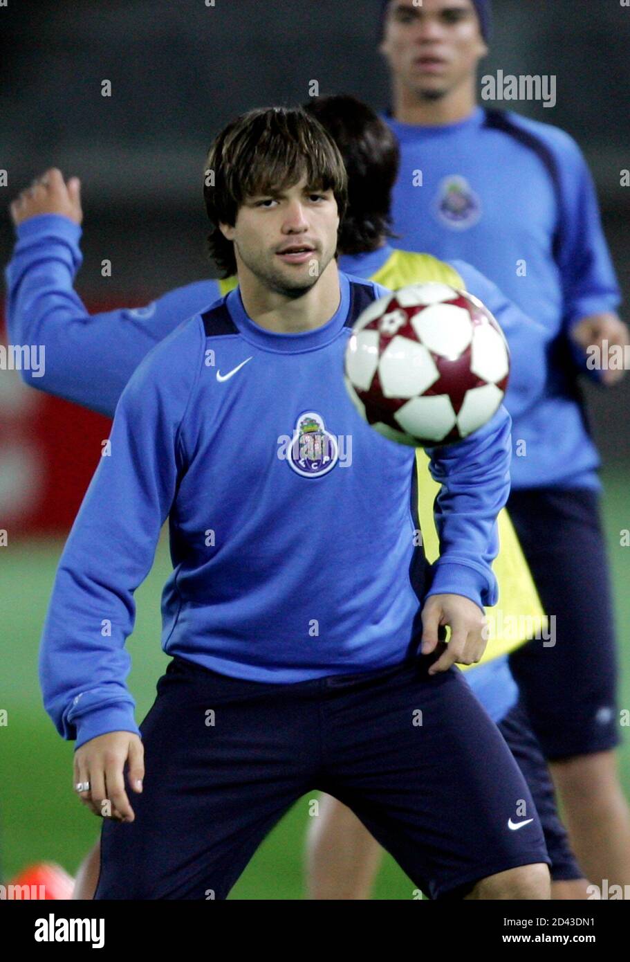 Portuguese FC Porto's midfielder Diego Ribas da Cunha of Brazil controls the ball during a practice session at Yokohama International stadium in Yokohama, south of Tokyo, December 11, 2004. The FC Porto is in Japan for the European-South American Cup club soccer championship against South-American club champion Once Caldas of Colombia on Sunday. REUTERS/Issei Kato  IK/FA Stock Photo