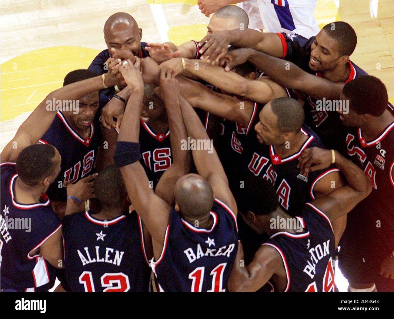 USA basketball players join hands after their win [over France] in the  men's final basketball match at the Olympic Games in Sydney, October 1, 2000.  [USA beat France] 85-75 to win the gold medal Stock Photo - Alamy