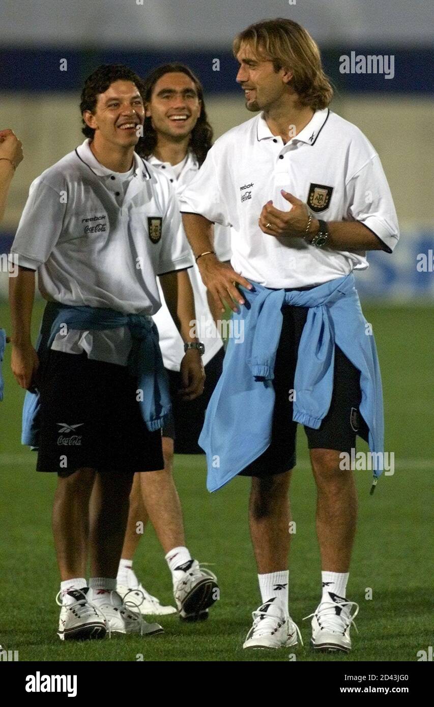 Argentina's (R-L) Gabriel Batistuta, Juan Pablo Sorin and Marcelo Gallardo  chat on the playing field of Asuncion's Defensores del Chaco stadium soon  after arriving from Buenos Aires, October 6, 2001. Argentina will