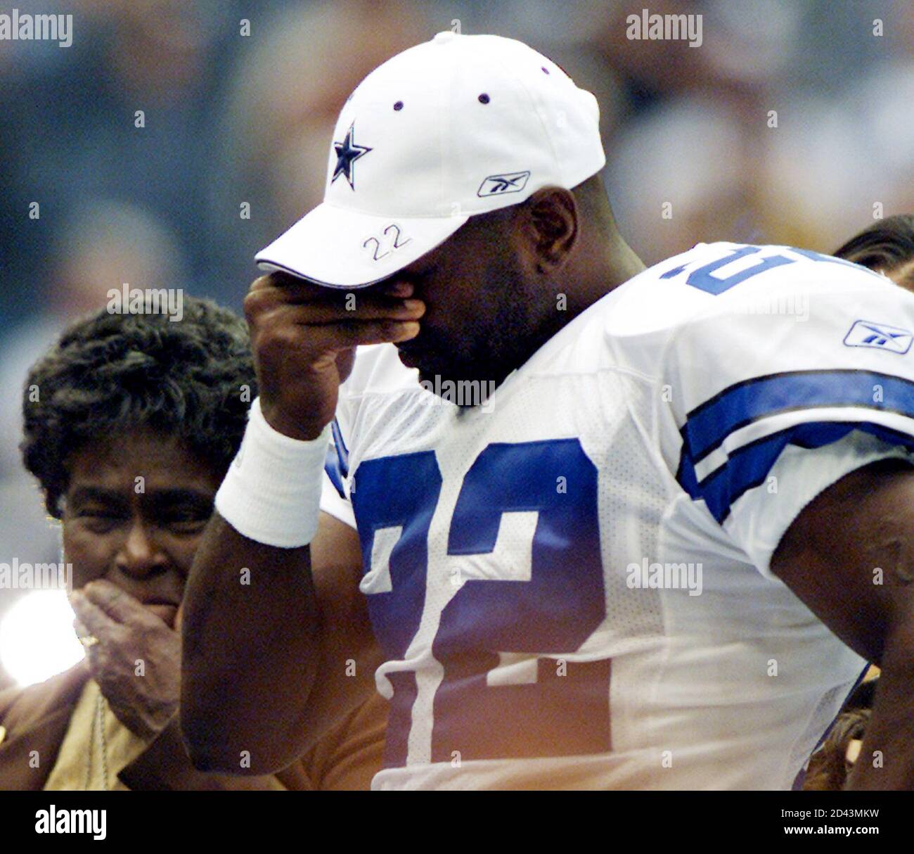 Dallas Cowboys running back Emmitt Smith (R) and Eilene Payton, Walter  Payton's mother, cry during post-game ceremonies at Texas Stadium after  Smith broke Payton's all-time NFL rushing record during a 17-14 loss