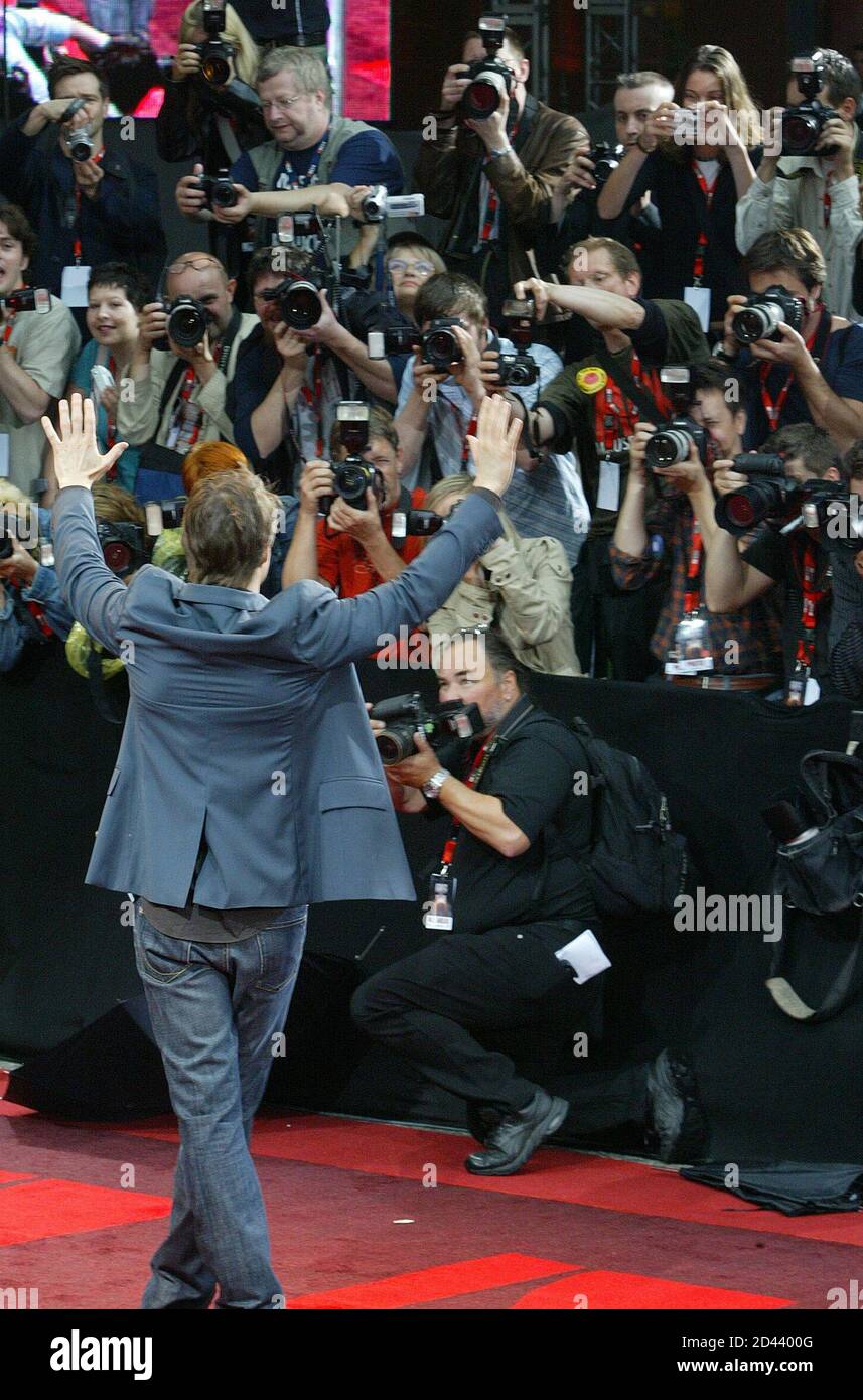 Hollywood film star Tom Cruise waves to the media as he arrives on the red  carpet for the European premiere of his latest movie "War of the Worlds" by  U.S. director Steven