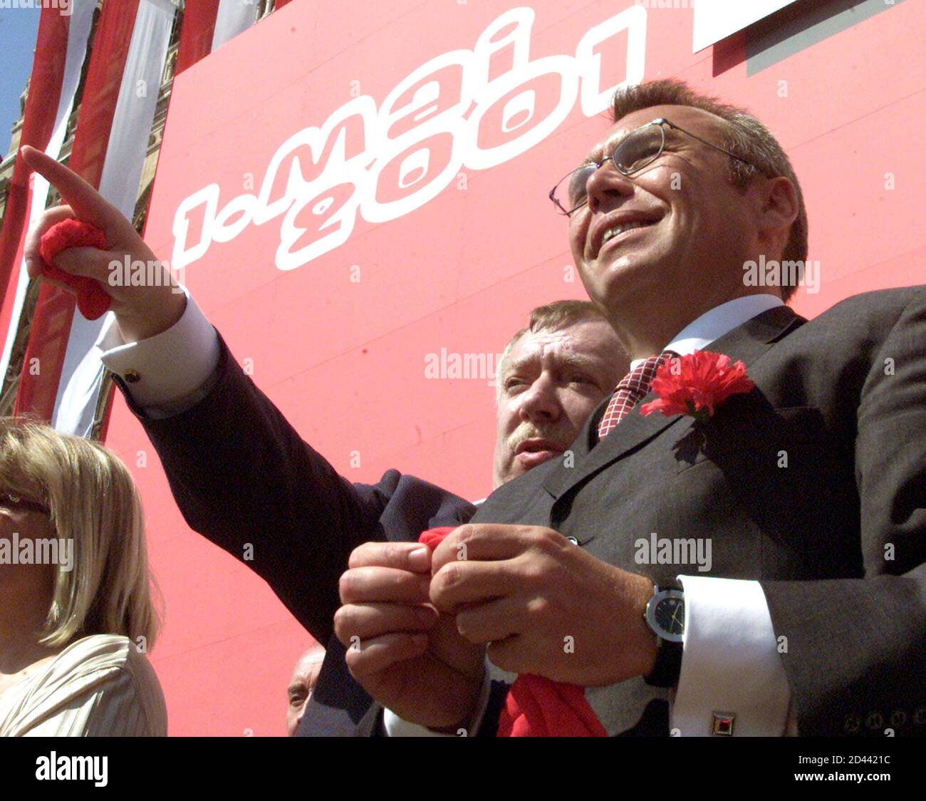 Mehrere tausend Menschen nahmen heute, am 1.Mai 2001, am Maiaufmarsch der  SPOe auf dem Wiener Rathausplatz teil. Im Bild Michael Haeupl und Alfred  Gusenbauer waehrend der Veranstaltung. LF Stock Photo - Alamy