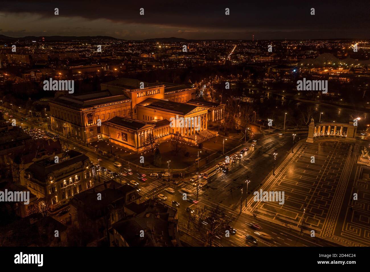 Aerial pano drone shot of Museum fine art at Heroes Square in Budapest ...