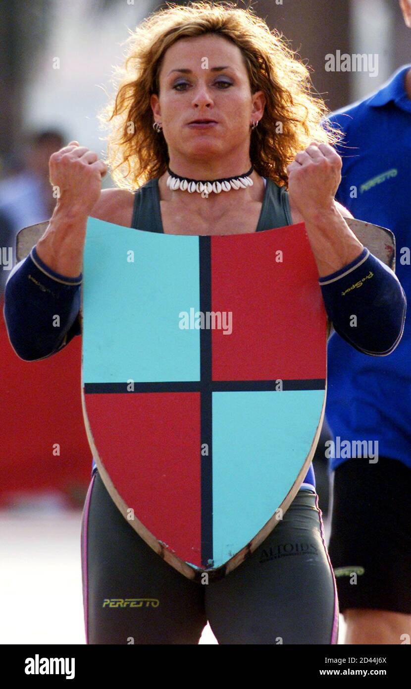 Defending Champion Jill Mills Of Us Carries Heavy Shield During World S Strongest Woman 2002 Competition In Putrajaya Stock Photo Alamy