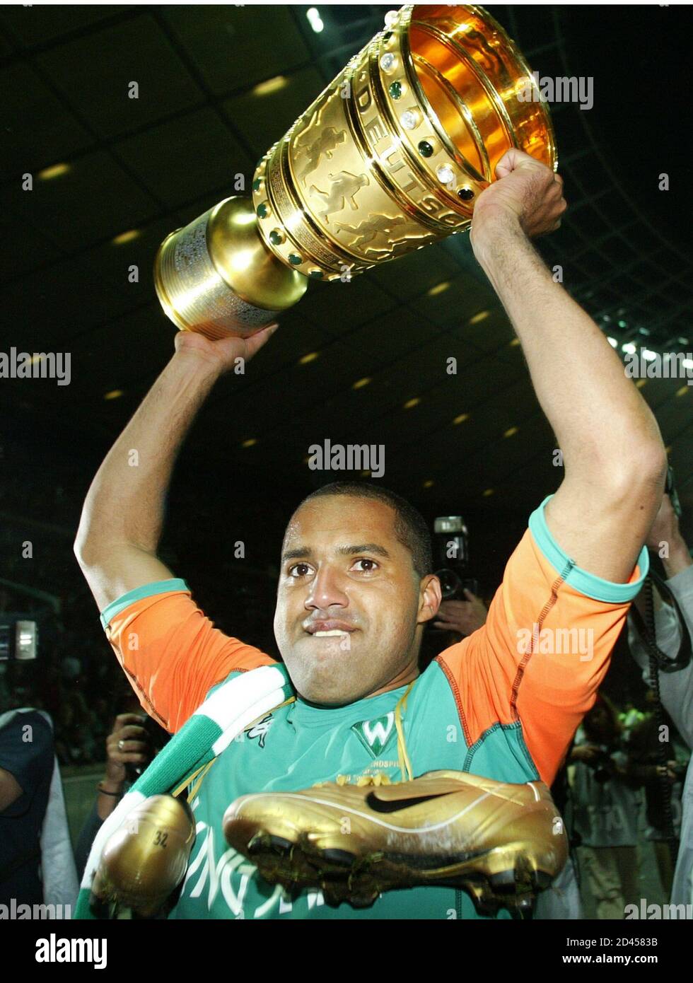Ailton Of German Soccer Champion Werder Bremen Celebrates With The Trophy After Winning German Soccer Cup Final In Berlin Brazilian Top Scorer Ailton Of German Soccer Champion Werder Bremen Lifts Up The