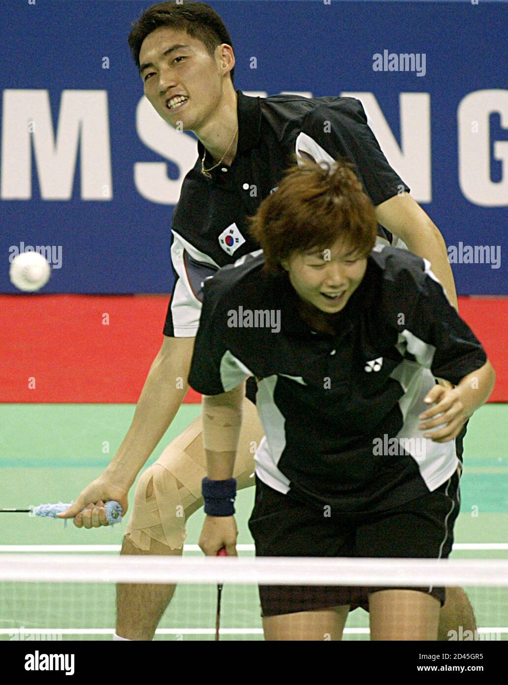 South Korea's Kim Dong Moon (L) and Ra Kyung Min play against Thailand's  Khunakorn Sudhisodhi and Saralee Thoungthongkam during the mixed doubles  badminton final at the 14th Asian Games in Pusan October