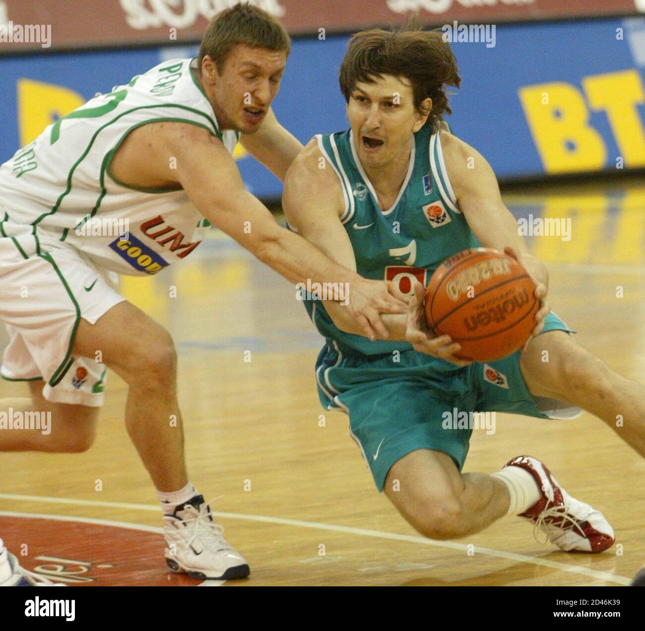 SIMON PETROV OF UNION OLIMPIJA CHALLENGES ARTUR DROZDOV OF PAU ORTHEEZ DURING THEIR BSKETBALL CHAMPIONS LEAGUE MATCH IN LJUBLJANA. Simon Petrov (L) of Union Olimpija,(Ljubljana,Slovenia) challenges Artur Drozdov (7) of Pau Orthez (France)) during their basketball Champions league match in Ljubljana, March 31, 2004. REUTERS/Srdjan Zivulovic Stock Photo