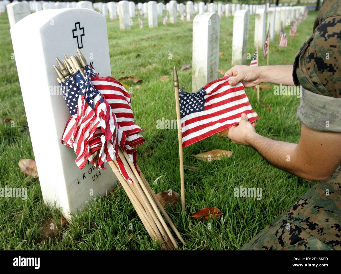 Placing flags on graves hi-res stock photography and images - Alamy