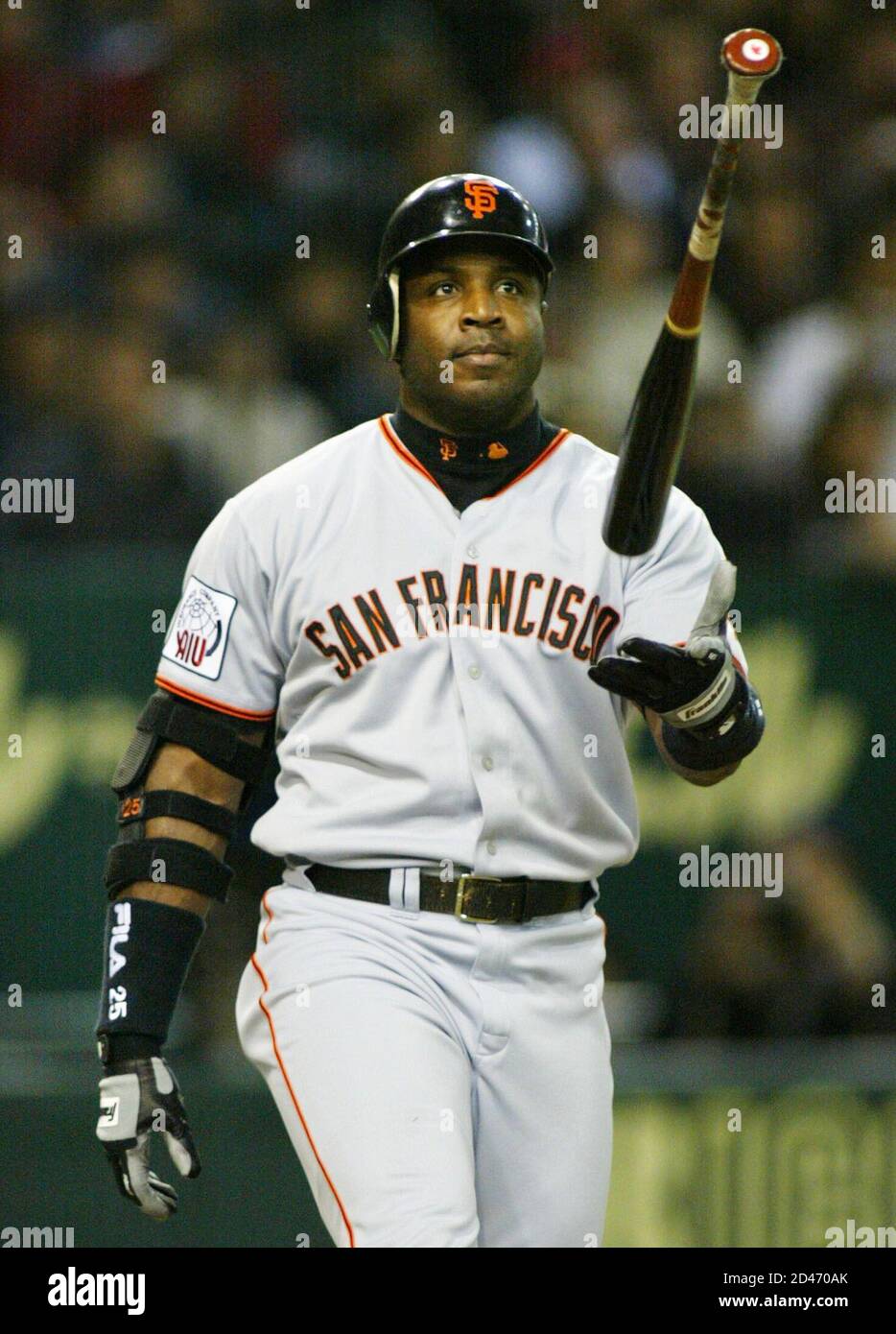 SAN FRANCISCO GIANTS' BARRY BONDS THROWS HIS BAT DURING JAPANESE ALL-STARS  VS MAJOR LEAGUE BASEBALL ALL-STARS AT TOKYO DOME Stock Photo - Alamy