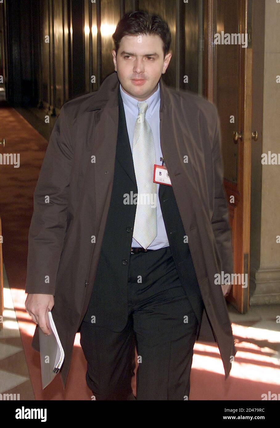 Jan Klima, der Sohn von Ex-Bundeskanzler Viktor Klima, war am Mittwoch, dem  25. April 2001 als Zeuge zur Euro Team-Affaere vor den parlamentarischen  Untersuchungsausschuss geladen worden. Im Bild Klima auf dem Weg