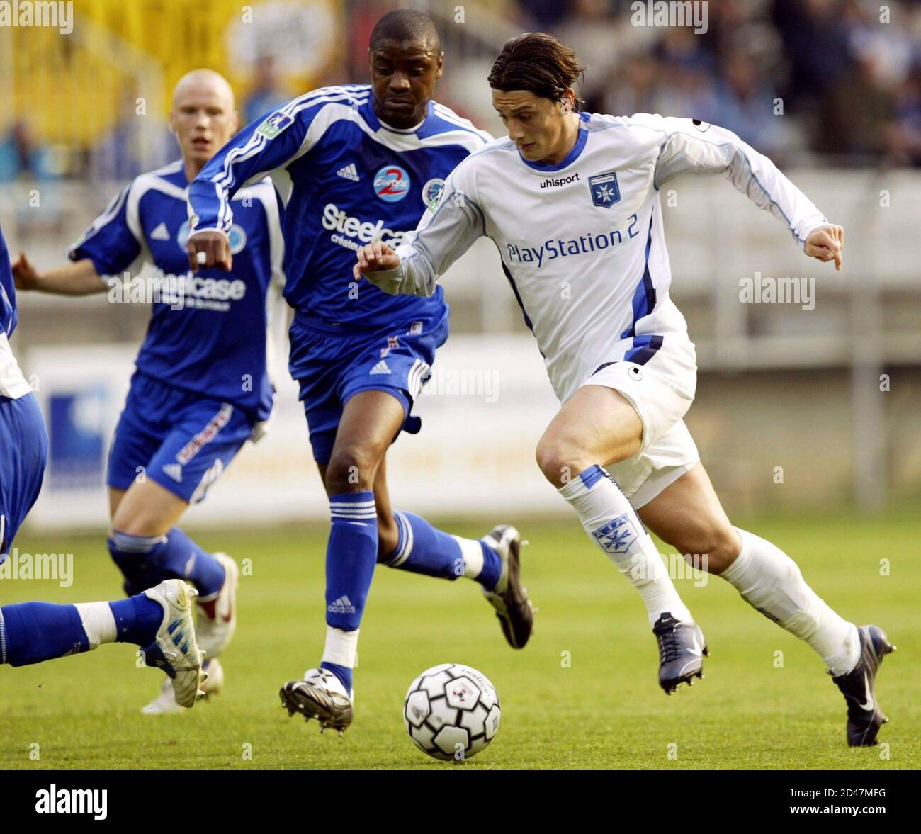 Luigi Pieroni (R) of Auxerre challenges Christian Bassila of Strasbourg  during their French Ligue 1 soccer match at l'Abbe Deschamps stadium in  Auxerre April 17, 2005. REUTERS/Christophe Saidi Stock Photo - Alamy
