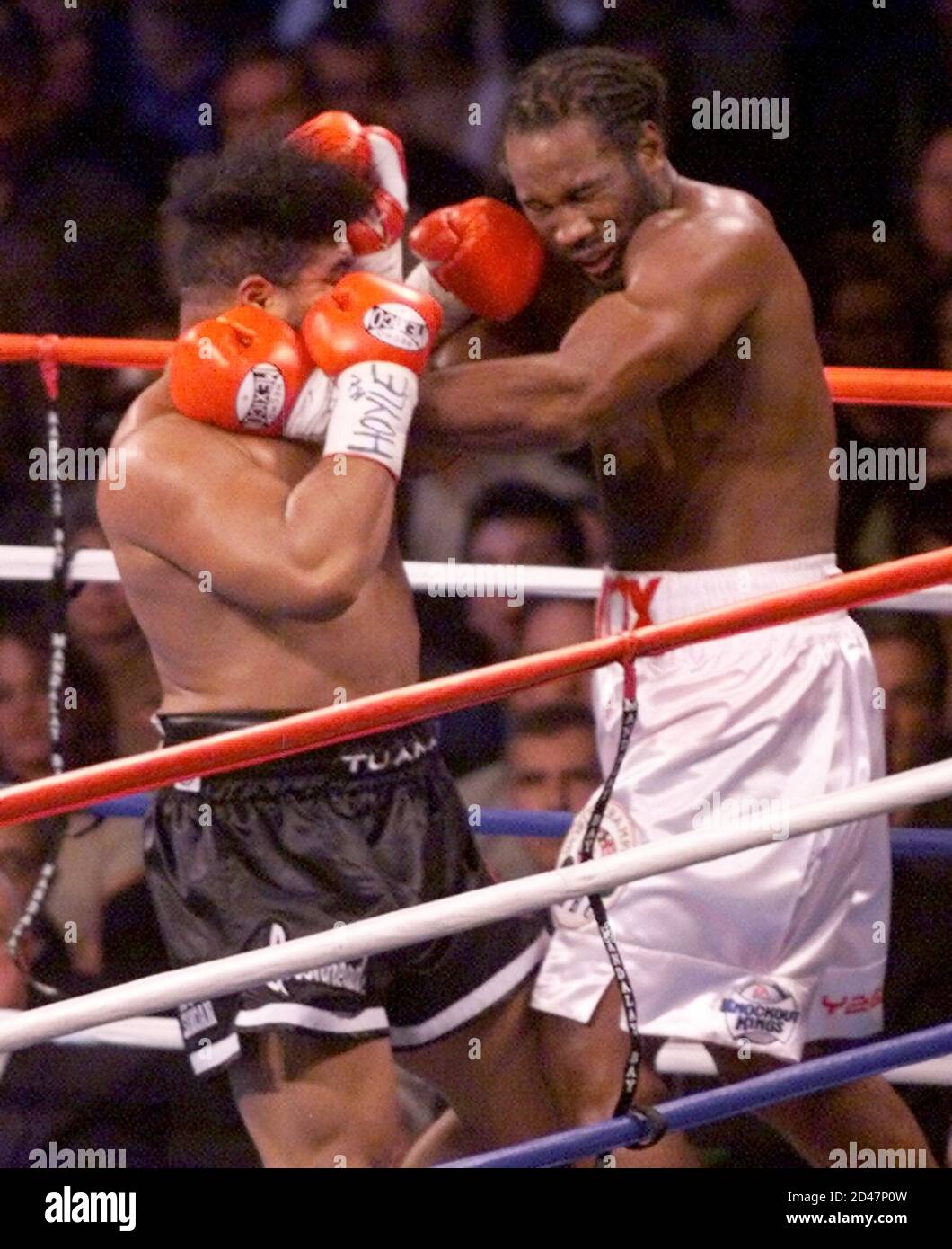 David Tua L Of Auckland New Zealand Battles With Heavyweight Champion Lennox Lewis Of London England During The Second Round Of Their Wbc Ibf Heavyweight Championship Fight November 11 00 At The Mandalay David Tua L Of Auckland New Zealand Battles With Heavyweight Champion Lennox Lewis Of London England During The Second Round Of Their Wbc Ibf Heavyweight Championship Fight November 11 00 At The Mandalay