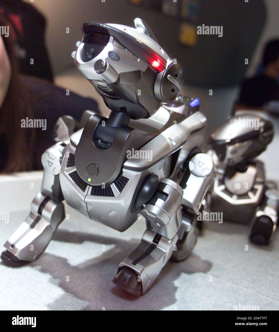 Hykler malm at fortsætte Sony presents the new Aibo (ERS-220) entertainment robot as it dances at an  unveiling in Tokyo November 8, 2001. The highly futuristic robot boasts new  hardware features including 19 LEDs located around