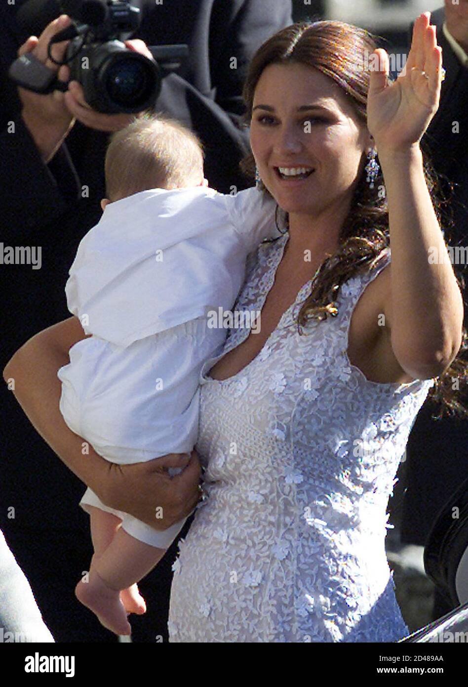 Keely shaye smith pierce brosnan 2001 hi-res stock photography and