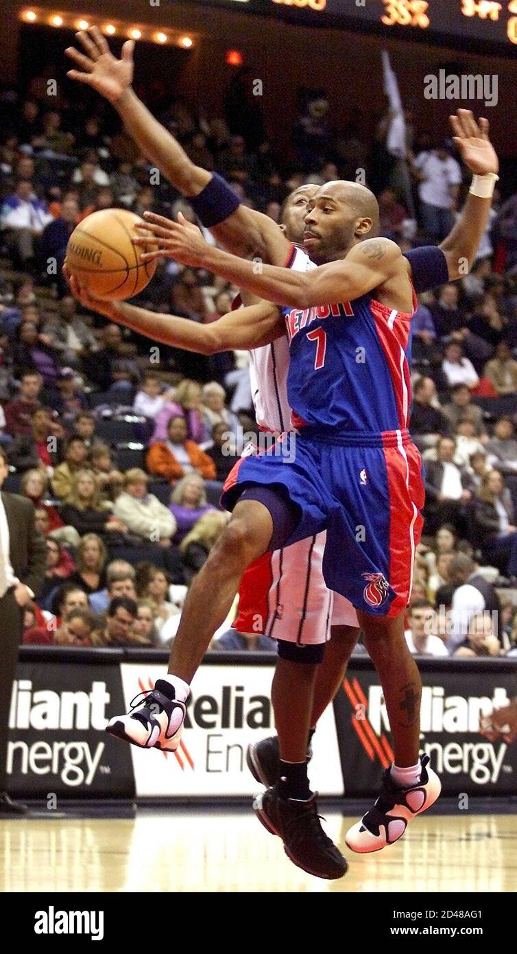 Detroit Pistons guard Chucky Atkins (7) goes to the basket past Houston  Rockets guard Steve Francis (3) in the first half in Houston, January 3,  2002. REUTERS/Richard Carson RJC/HK Stock Photo - Alamy