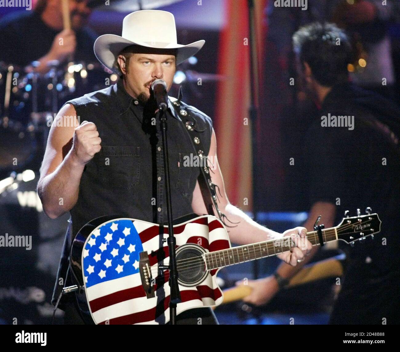 Frugtbar Forstyrret virkningsfuldhed Singer Toby Keith performs "Courtesy of the Red, White & Blue" at the 37th  annual Academy of Country Music Awards in Los Angeles May 22, 2002 Stock  Photo - Alamy