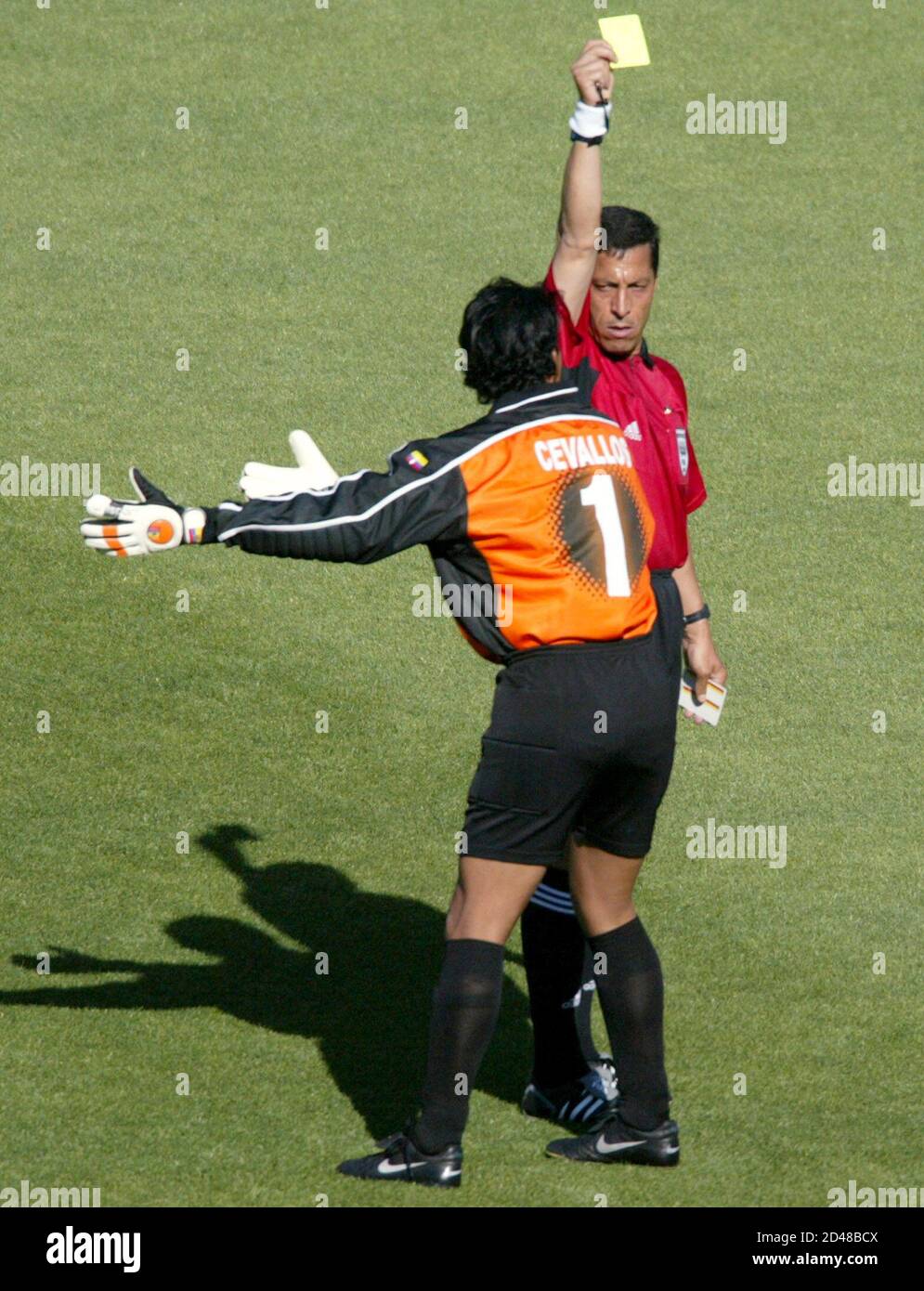Ecuador Goalkeeper Jose Cevallos Gets A Yellow Card After An Incident Against Mexico During Their World Cup Finals Group G Match In Sendai June 9 02 Reuters Ian Waldie Es Jp Stock Photo