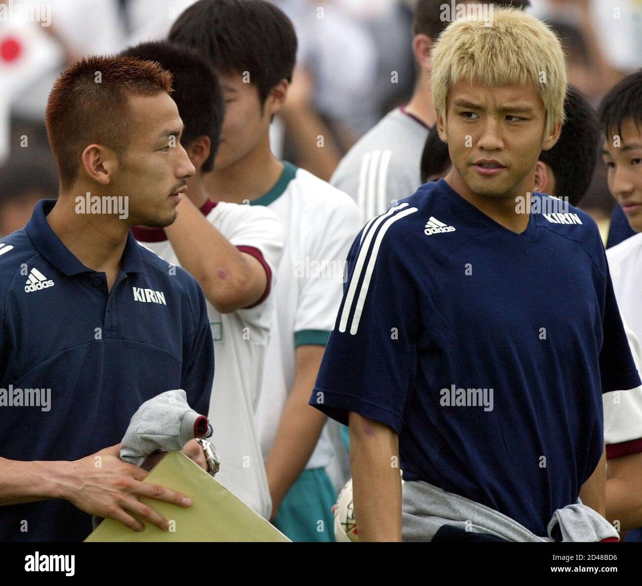 Japan S Hidetoshi Nakata And Junichi Inamoto R Talk As They Meet Local Residents In Iwata Central Japan June 11 02 Inamoto Has Been Released By English Champions Arsenal Despite Making A Major