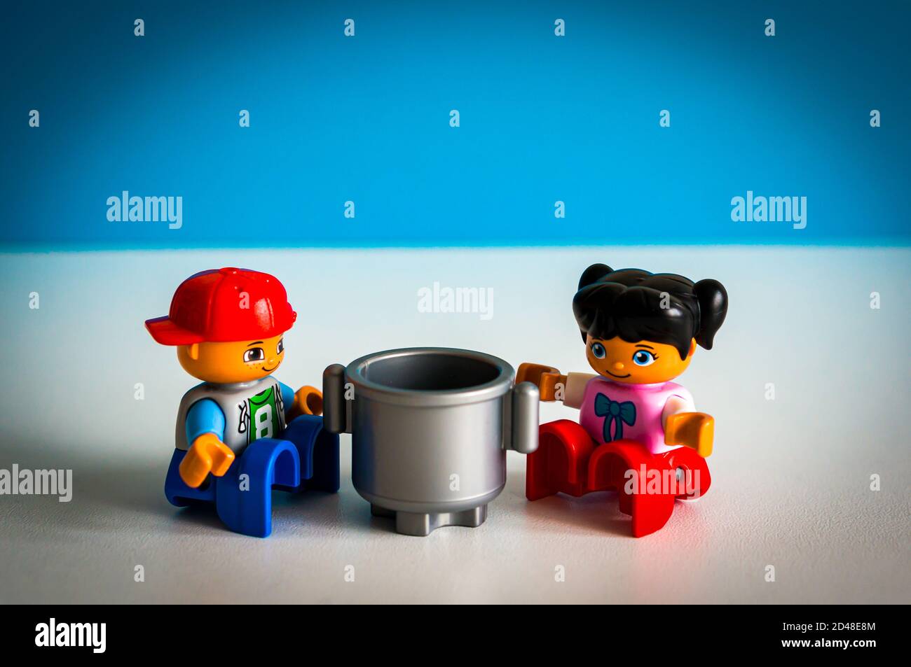 POZNAN, POLOGNE - 16 Septembre 2017 : Lego Duplo Fille Et Garçon Ayant Une  Rencontre Romantique Avec Des Fleurs. Banque D'Images et Photos Libres De  Droits. Image 157308152