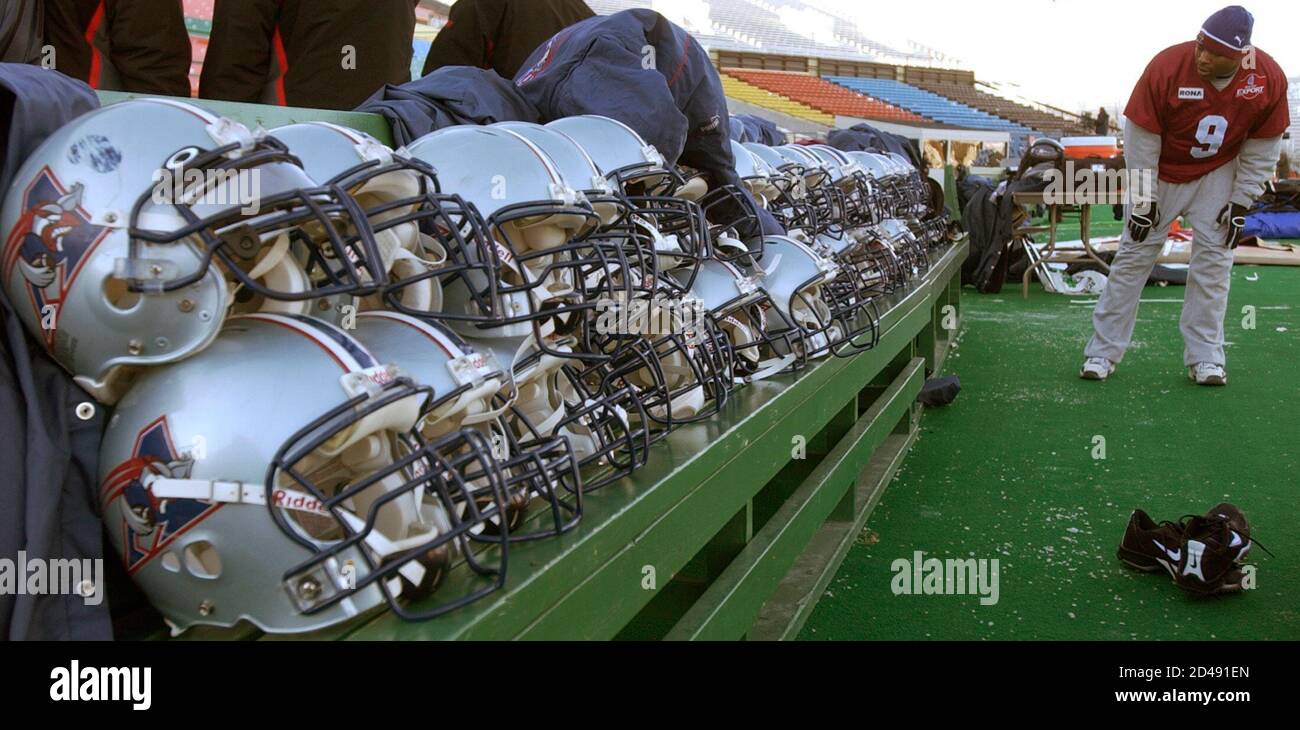 Montreal Alouettes Cornerback Wayne Shaw Looks For His Helmet During Practice For The Grey Cup In Regina Saskatchewan November 14 2003 The Alouettes Will Play The Edmonton Eskimos In The Canadian Football