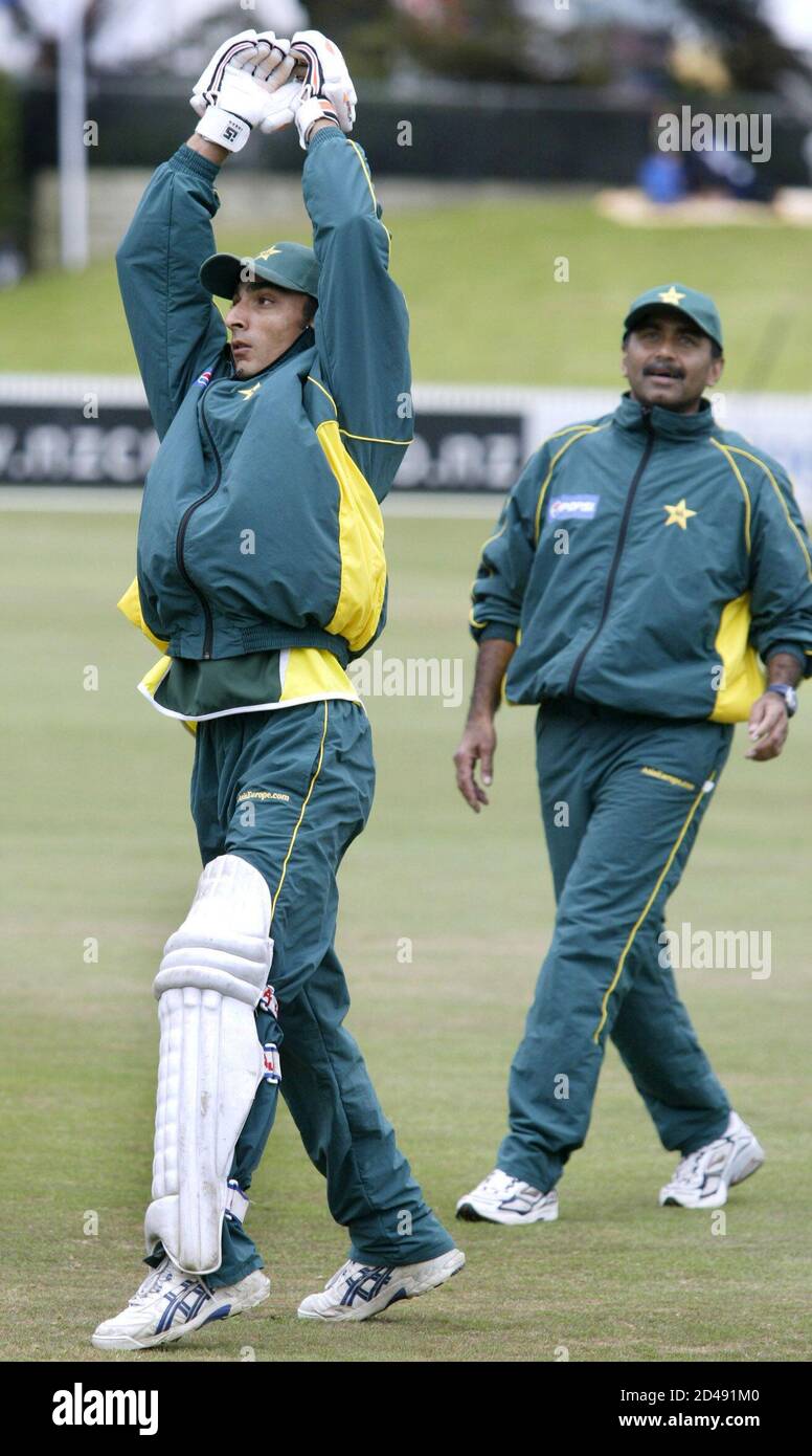 Pakistani cricket coach Javed Miandad (R) puts batter Yasir Hameed through  practice drills prior to the start of the third day of the first test  between New Zealand and Pakistan in Hamilton,